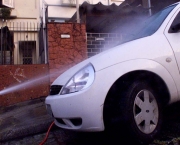 Carro ÃÂ© lavado com esguicho em rua de SÃÂ£o Paulo, SP. Foi aprovado um projeto de lei do vereador Ricardo Montoro (PSDB) que prevÃÂª multa de R$ 100 para flagrantes de desperdÃÂ­cio de ÃÂ¡gua. A puniÃÂ§ÃÂ£o vale para quem lavar calÃÂ§ada, fachada, painÃÂ©is ou carros com mangueiras comuns, esquecer a torneira desnecessariamente aberta ou negligenciar vazamentos em casa. (SÃÂ£o Paulo, SP, 27.02.2003. Foto de FlÃÂ¡vio Florido/Folhapress)