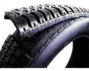 Exemplo de pneu reformado por recapagem.
