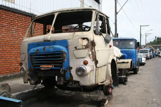 Caminhões Abandonados à Beira da Rua