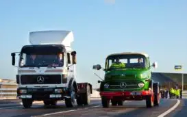 Caminhões Antigos Mercedez-Benz na Estrada
