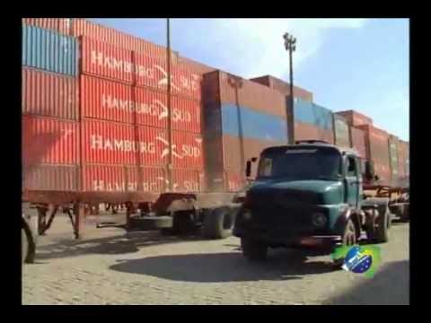 Caminhão Abandonado no Porto de Santos ao Lados de Containers
